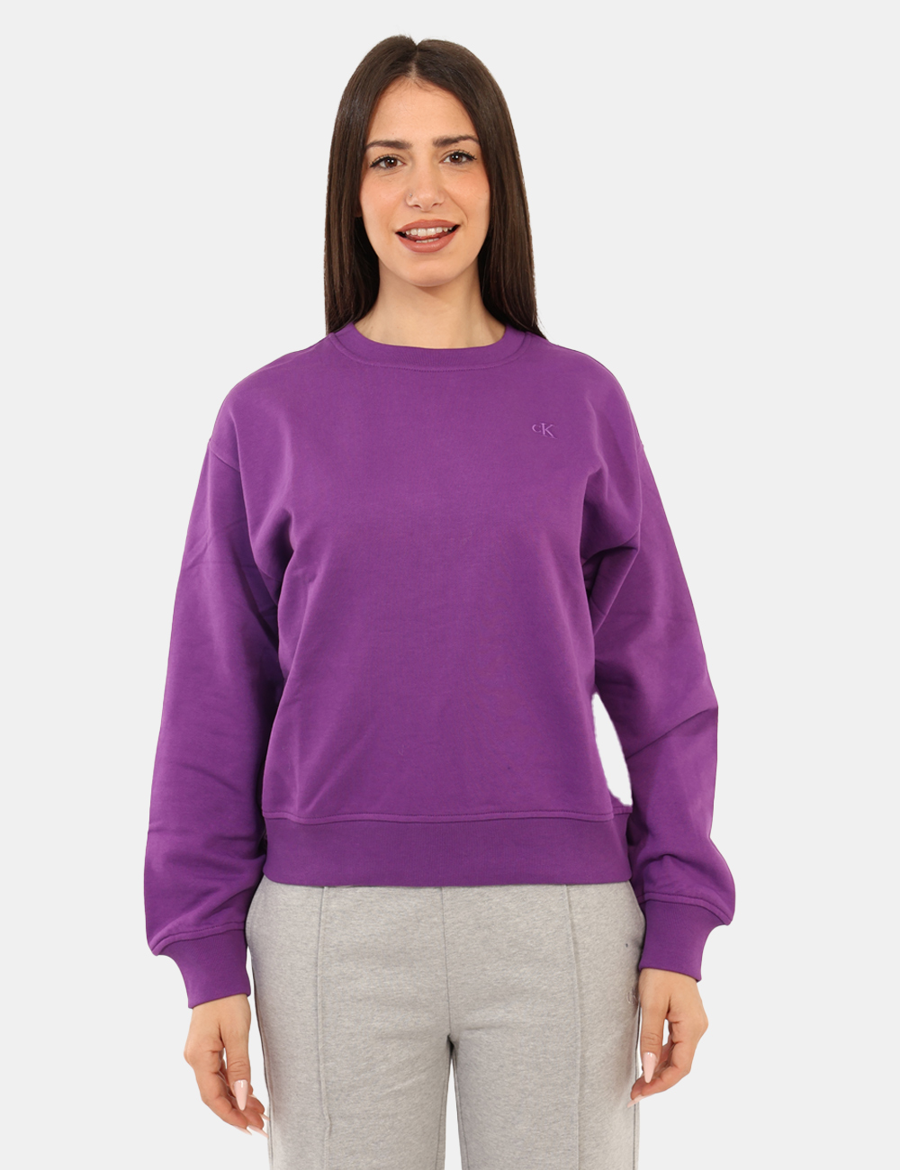 LV047B236G-OA_WFX_AI25_5 Felpa Calvin Klein Viola - Felpa classica con interno garzato e in total viola, con logo brand ricamato ad altezza cuore. La