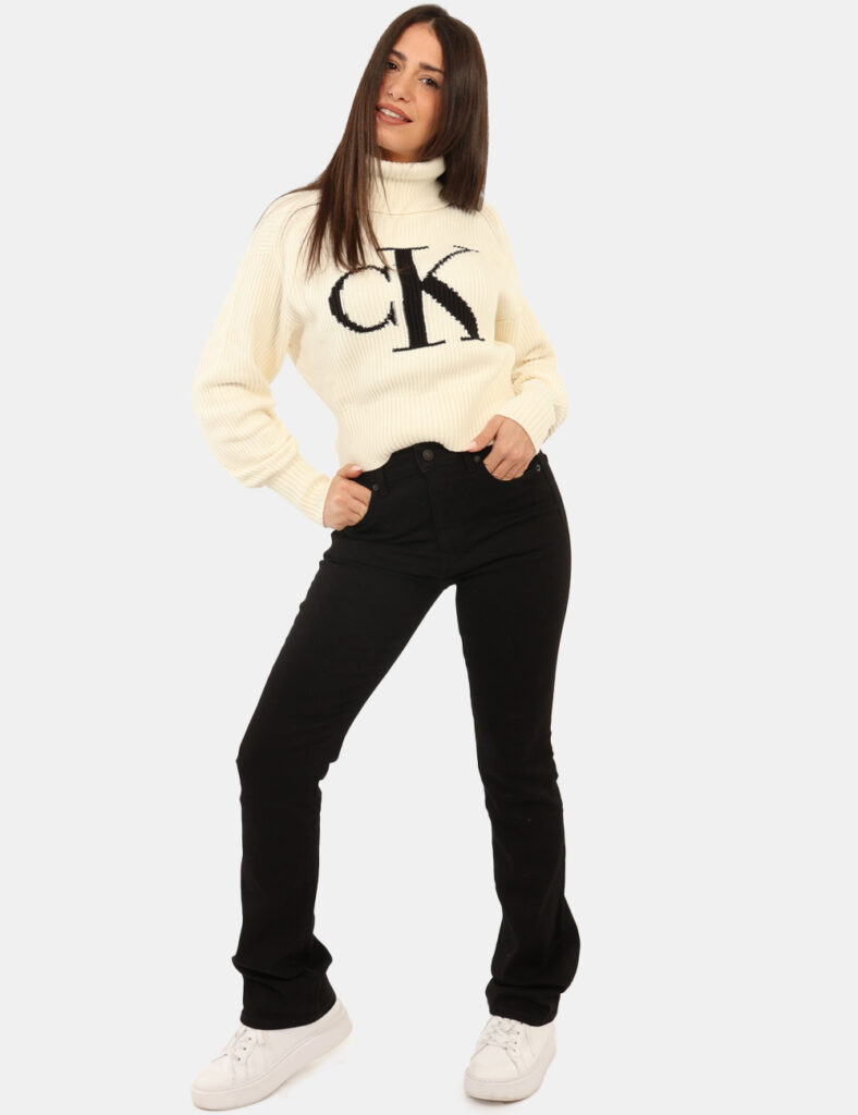 Jeans Calvin Klein Nero - Jeans classico in total nero con tasche sagomate sul fronte e tasche a toppa sul retro. La vestibi