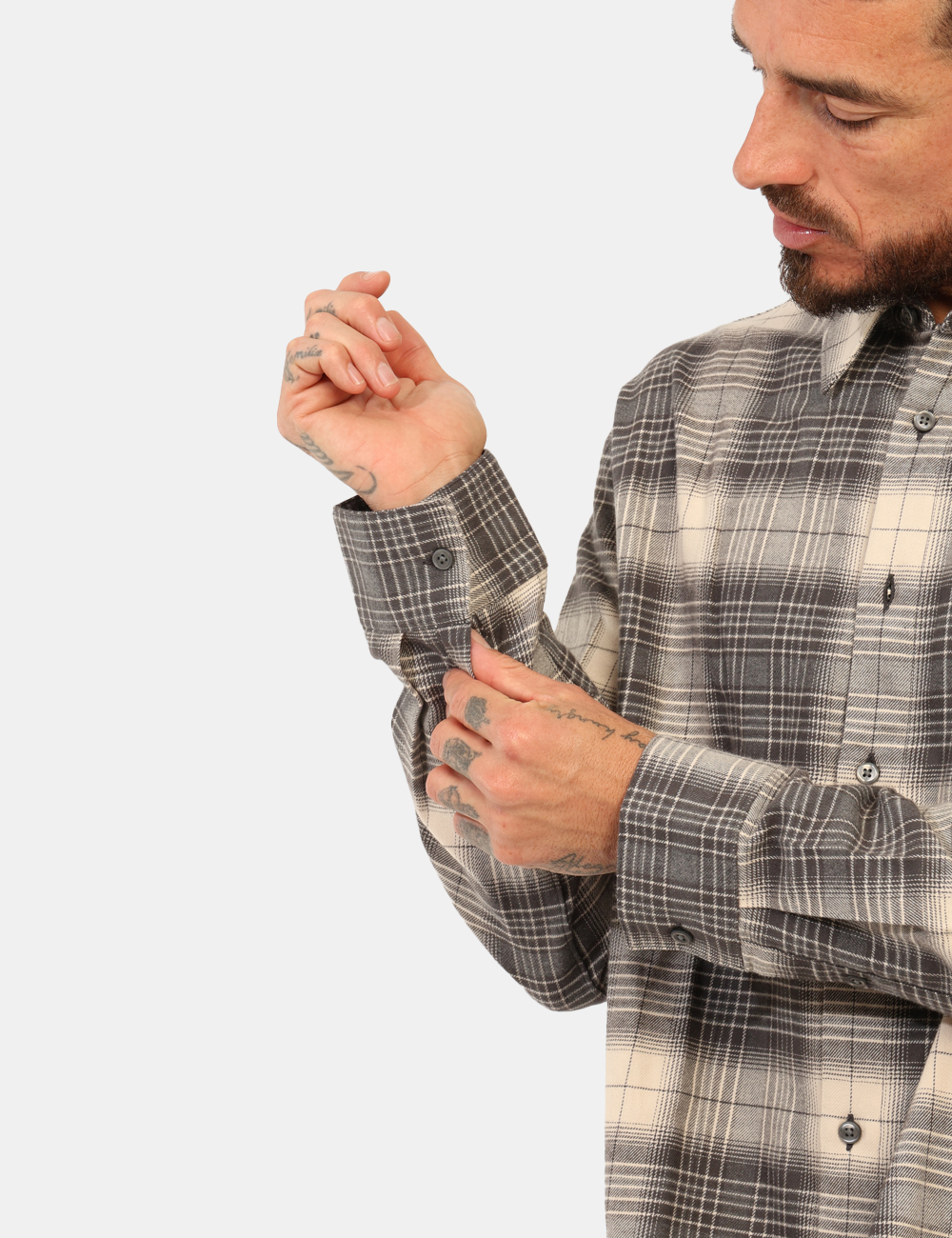 LV04RD105G-OA_UB1_AI25_4 Camicia Calvin Klein Grigio - Camicia casual su fantasia quadrettata in tinta bianco e grigio. La vestibilità è morbida e pr