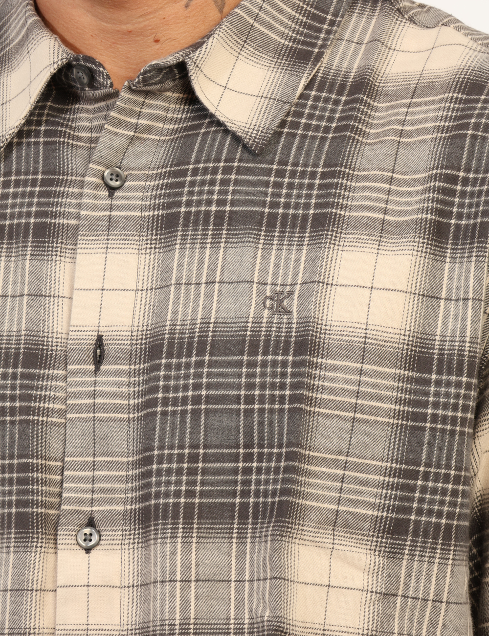 LV04RD105G-OA_UB1_AI25_5 Camicia Calvin Klein Grigio - Camicia casual su fantasia quadrettata in tinta bianco e grigio. La vestibilità è morbida e pr