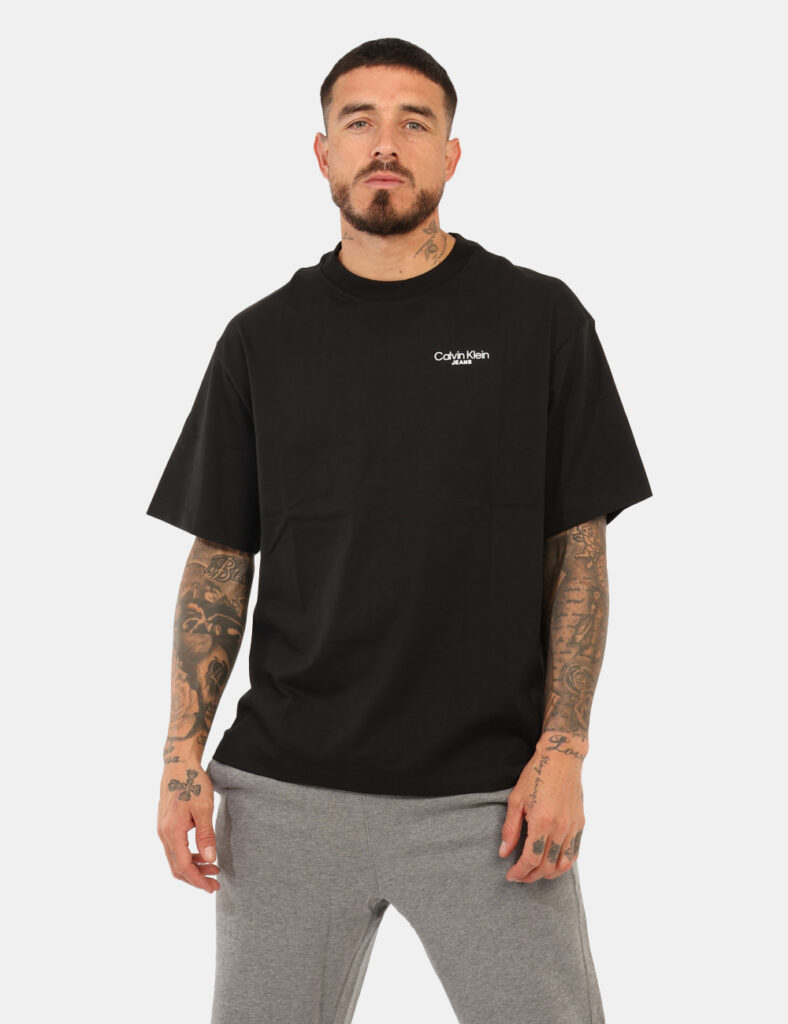 T-shirt Calvin Klein Nero - T-shirt classica in total nero con logo brand bianco, più stampa sulla schiena. La vestibilità d