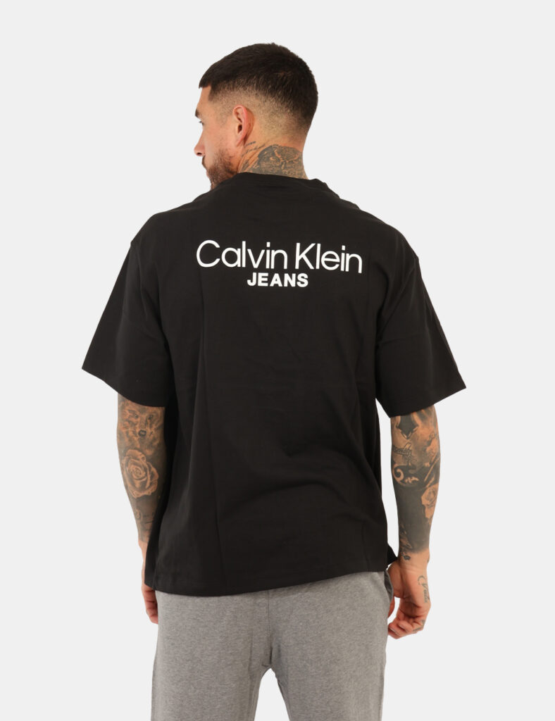 T-shirt Calvin Klein Nero - T-shirt classica in total nero con logo brand bianco, più stampa sulla schiena. La vestibilità d