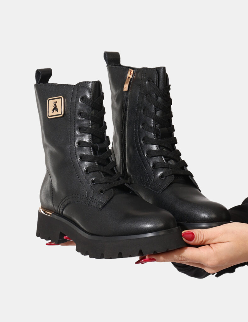 Stivaletti Patrizia Pepe Nero - Stivaletti in cuoio total nero, con lacci coordinati più targhetta logo brand. La calzata è