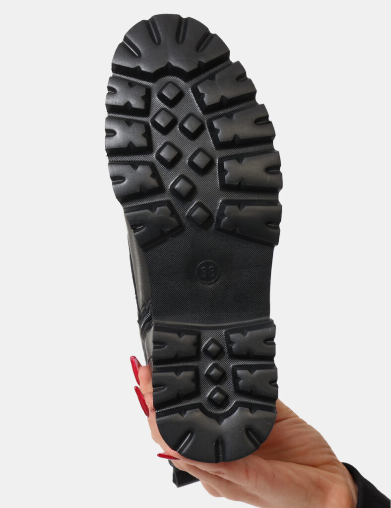 Stivaletti Patrizia Pepe Nero - Stivaletti in cuoio total nero, con lacci coordinati più targhetta logo brand. La calzata è