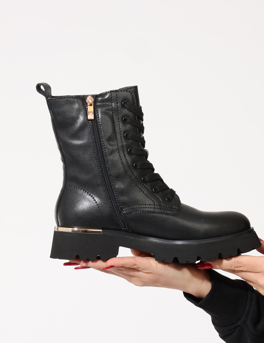 PJ894-SA_NERO-PLATINO-ECOVITELLO_AI25_4 Stivaletti Patrizia Pepe Nero - Stivaletti in cuoio total nero, con lacci coordinati più targhetta logo brand. La calzata è