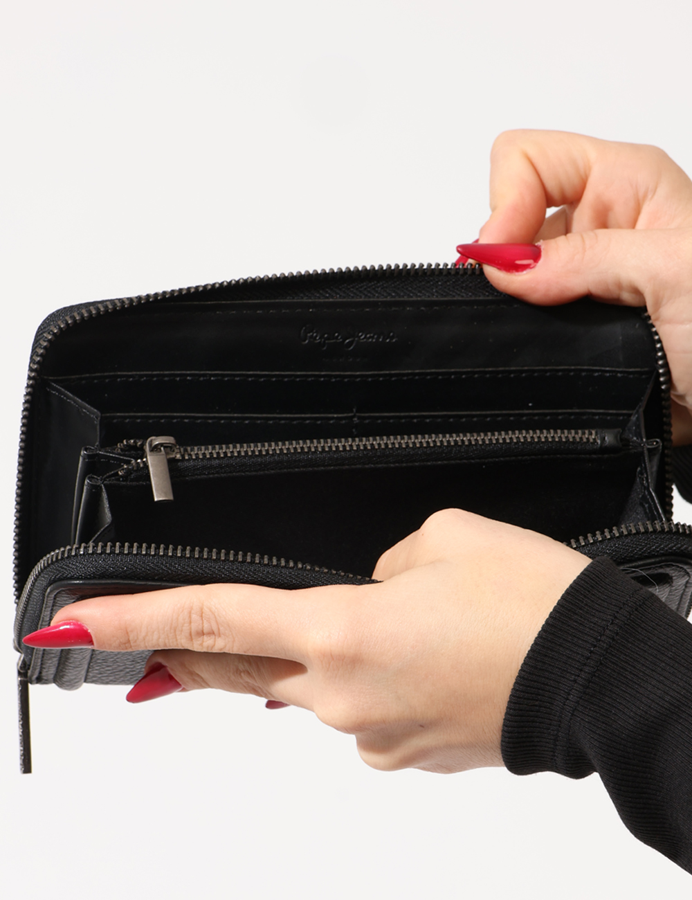 PL0700001-OA_BLACK-999_AI25_3 Portafogli Pepe Jeans Nero - Portafogli total nero con logo brand sagomato, unico scompartimento, chiusura a zip e taschine