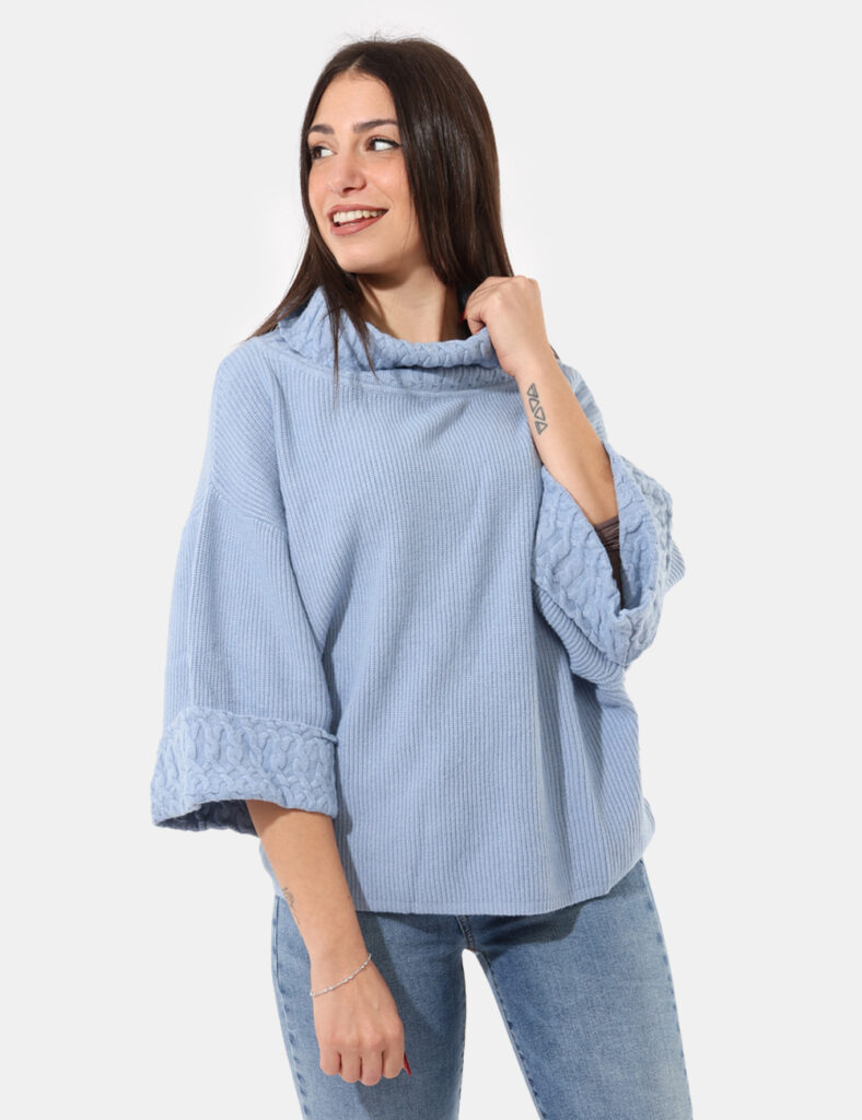 Maglione Sandro Ferrone Azzurro - Maglia a collo alto , morbido con manica a 3/4.Cod. art. S65YBEX22343 SAVi ricordiamo che