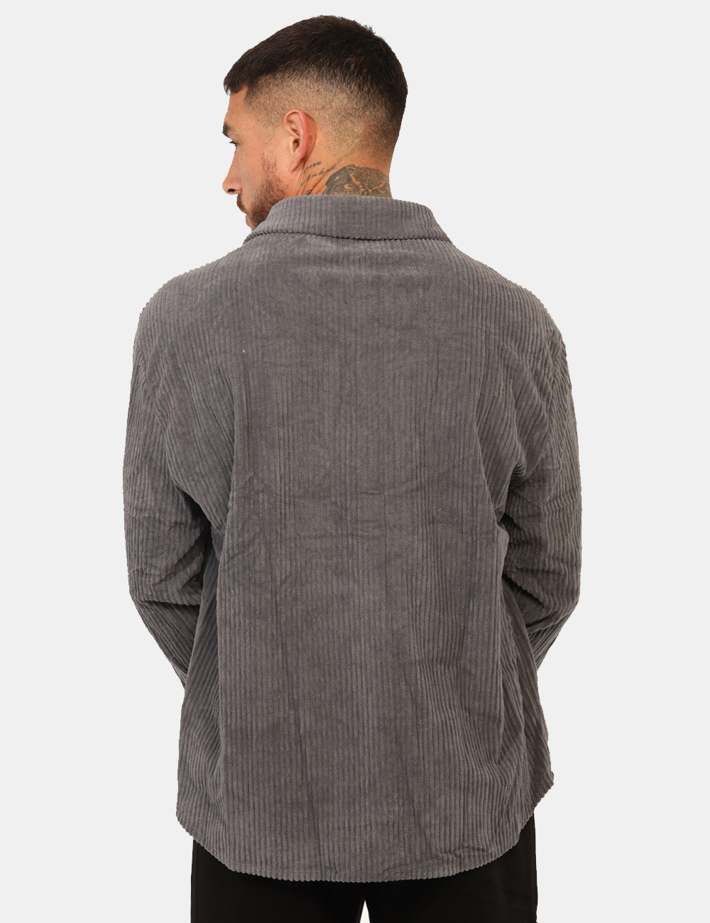 T4F0584-OA_GRIGIO_AI25_2 Camicia Goha Grigiio - Camicia in simil velluto total grigio scuro con tasche a toppa coordinate. La vestibilità è morbida e