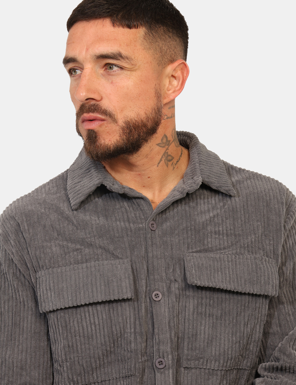 T4F0584-OA_GRIGIO_AI25_3 Camicia Goha Grigiio - Camicia in simil velluto total grigio scuro con tasche a toppa coordinate. La vestibilità è morbida e