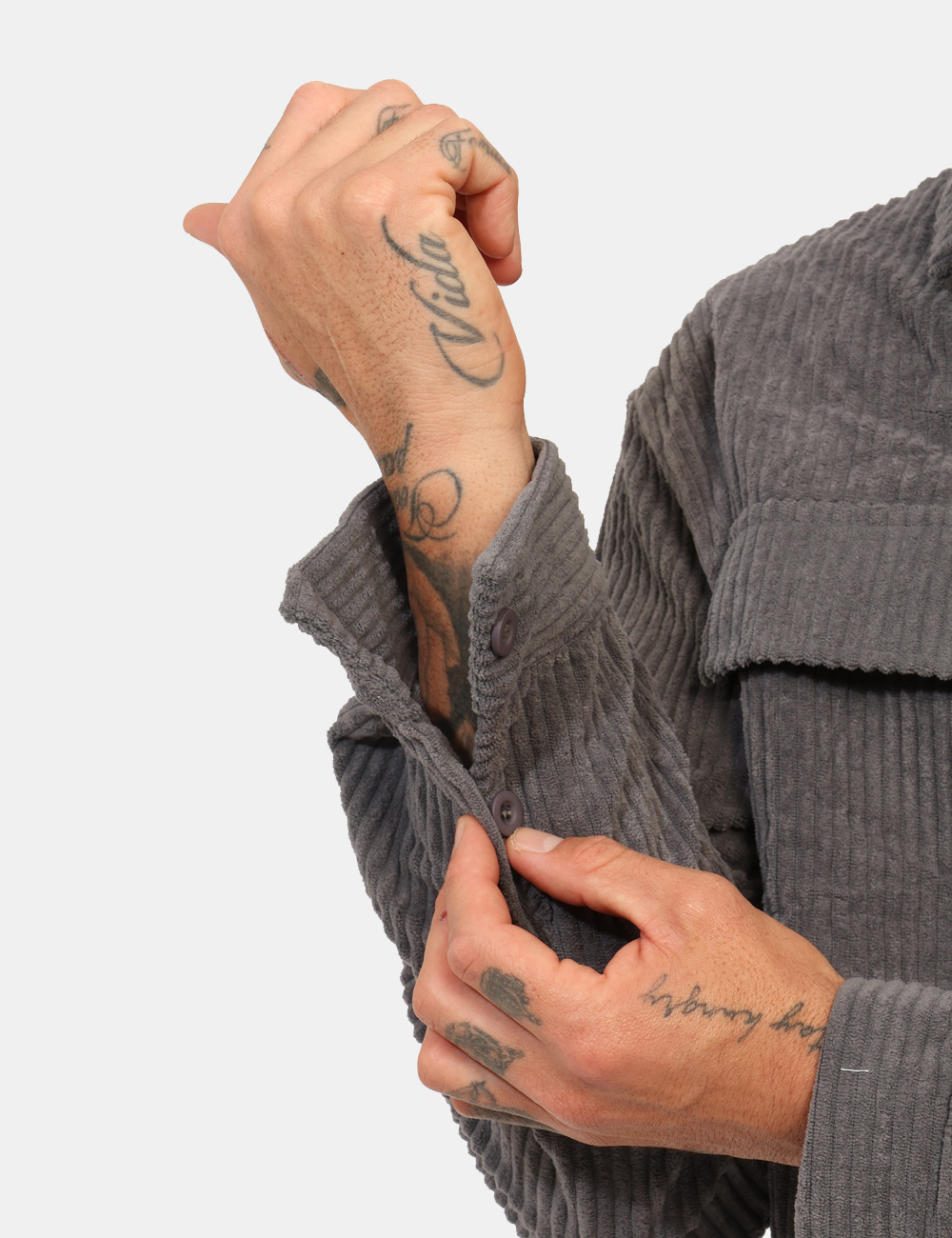 T4F0584-OA_GRIGIO_AI25_4 Camicia Goha Grigiio - Camicia in simil velluto total grigio scuro con tasche a toppa coordinate. La vestibilità è morbida e