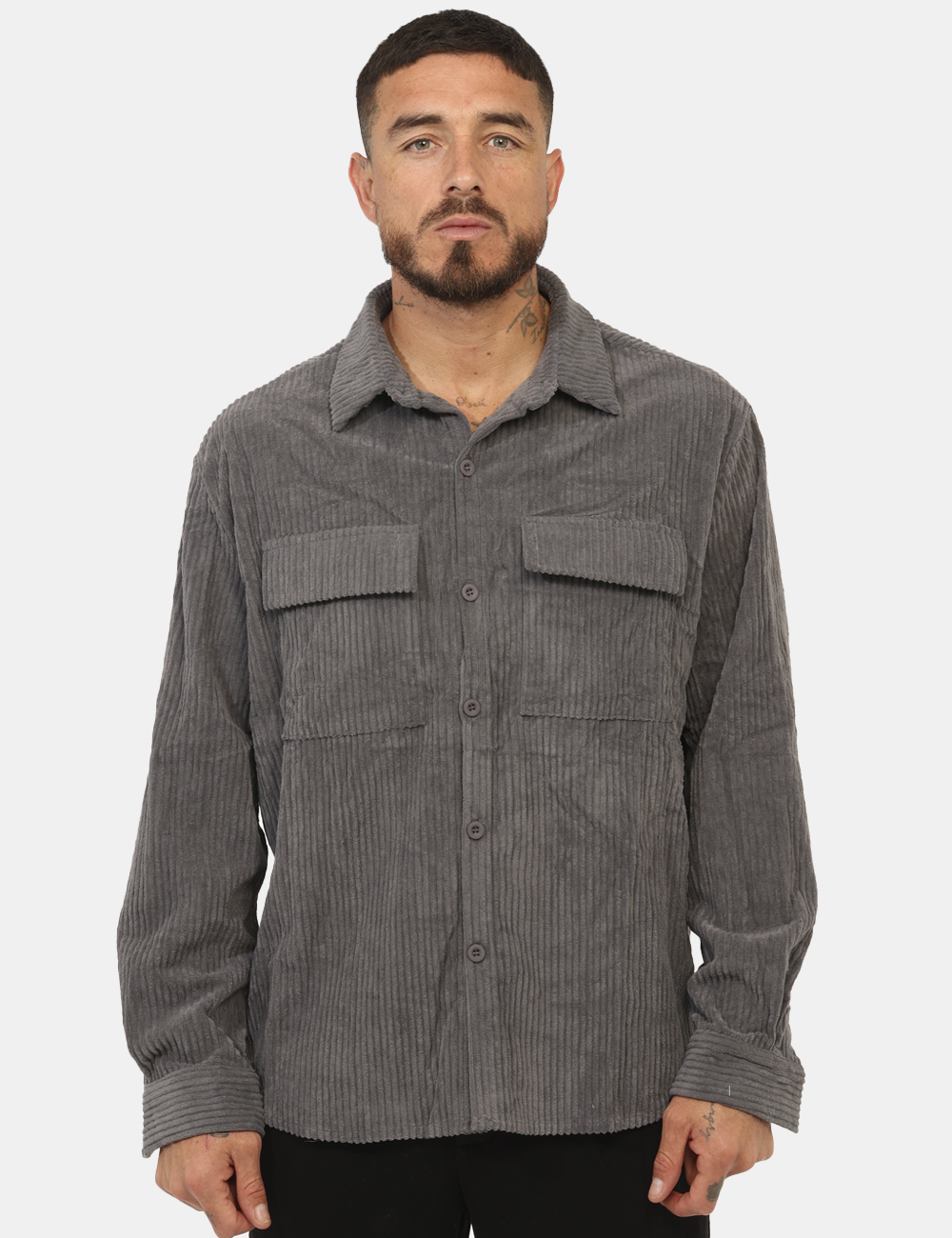 T4F0584-OA_GRIGIO_AI25_5 Camicia Goha Grigiio - Camicia in simil velluto total grigio scuro con tasche a toppa coordinate. La vestibilità è morbida e