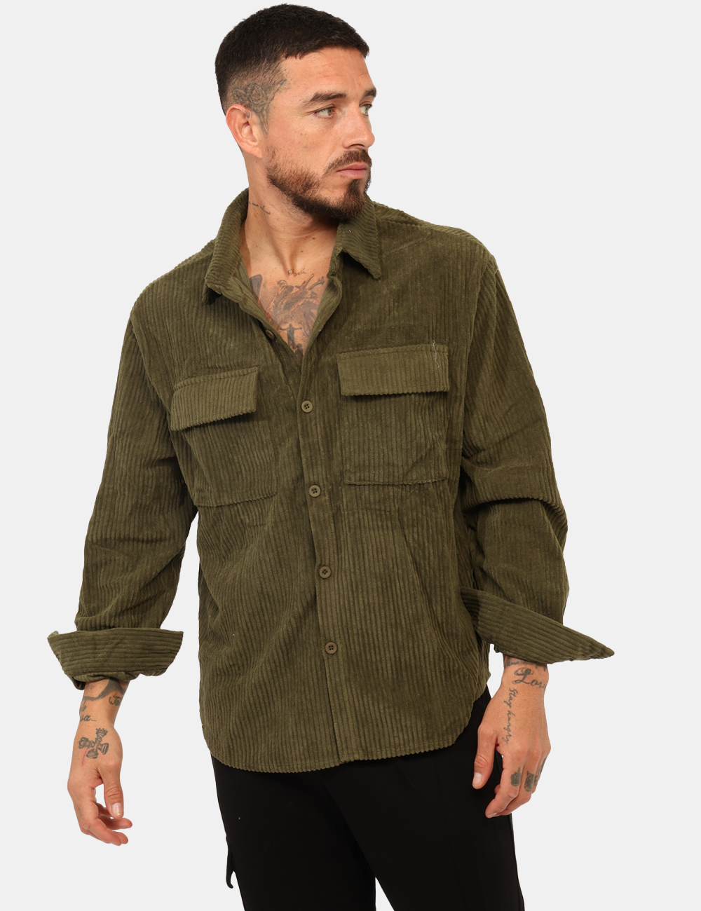 T4F0584-OA_VERDE-MILITARE_AI25_1 Camicia Goha Verde - Camicia in simil velluto total verde con tasche a toppa coordinate. La vestibilità è morbida e pratica