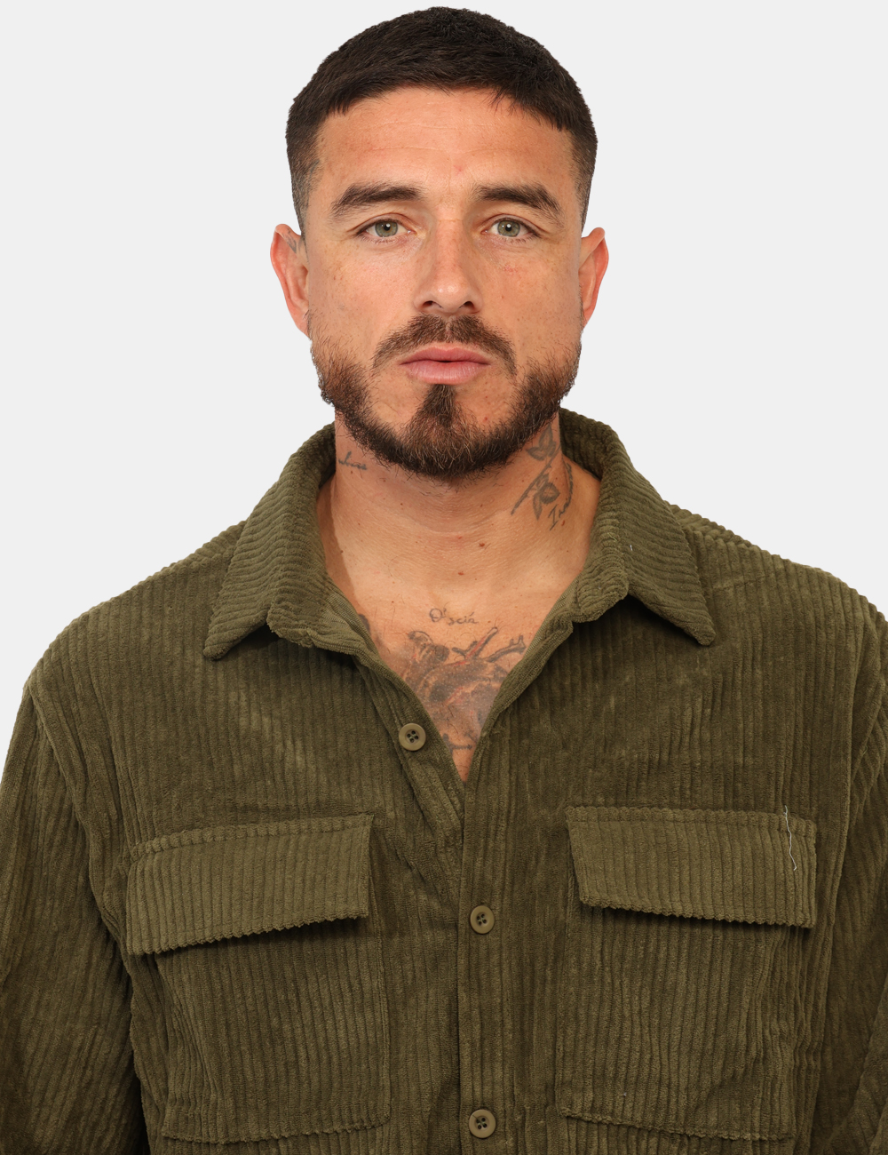 T4F0584-OA_VERDE-MILITARE_AI25_3 Camicia Goha Verde - Camicia in simil velluto total verde con tasche a toppa coordinate. La vestibilità è morbida e pratica