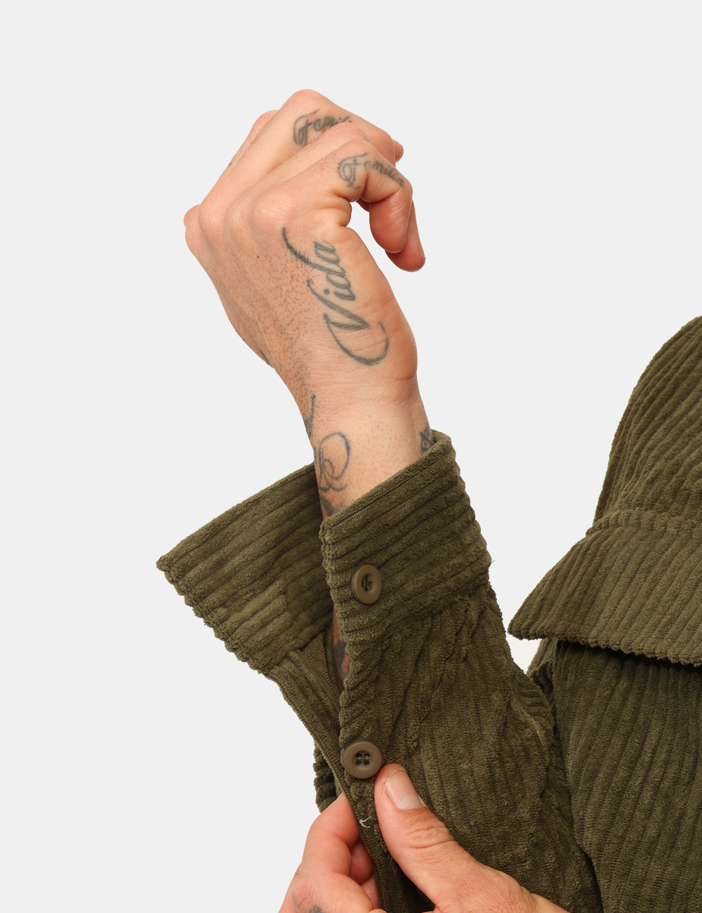 T4F0584-OA_VERDE-MILITARE_AI25_4 Camicia Goha Verde - Camicia in simil velluto total verde con tasche a toppa coordinate. La vestibilità è morbida e pratica