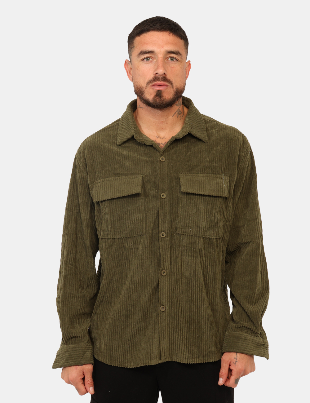 T4F0584-OA_VERDE-MILITARE_AI25_5 Camicia Goha Verde - Camicia in simil velluto total verde con tasche a toppa coordinate. La vestibilità è morbida e pratica