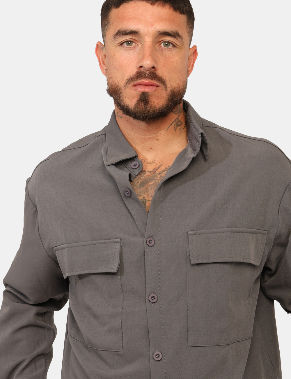 T4F0597M-OA_GRIGIO_AI25_3 Camicia Goha Grigio - Camicia raffinata in total grigio, con taschini a toppa. La vestibilità è morbida e pratica grazie a b