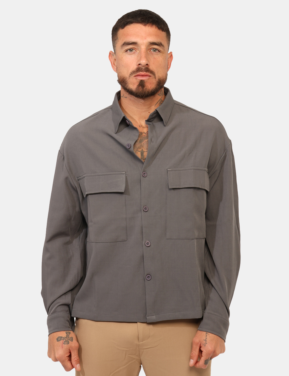 T4F0597M-OA_GRIGIO_AI25_5 Camicia Goha Grigio - Camicia raffinata in total grigio, con taschini a toppa. La vestibilità è morbida e pratica grazie a b