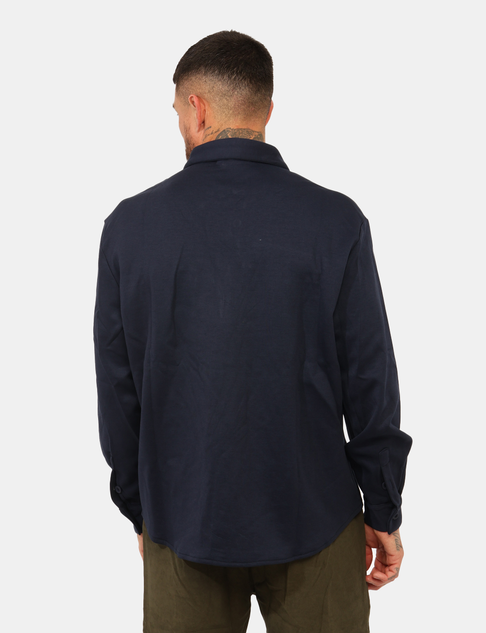 T4F0741M-OA_BLU_AI25_2 Camicia Goha Blu - Camicia in tessuto spesso, total blu navy con taschini a toppa in tinta. La vestibilità è morbida e prati