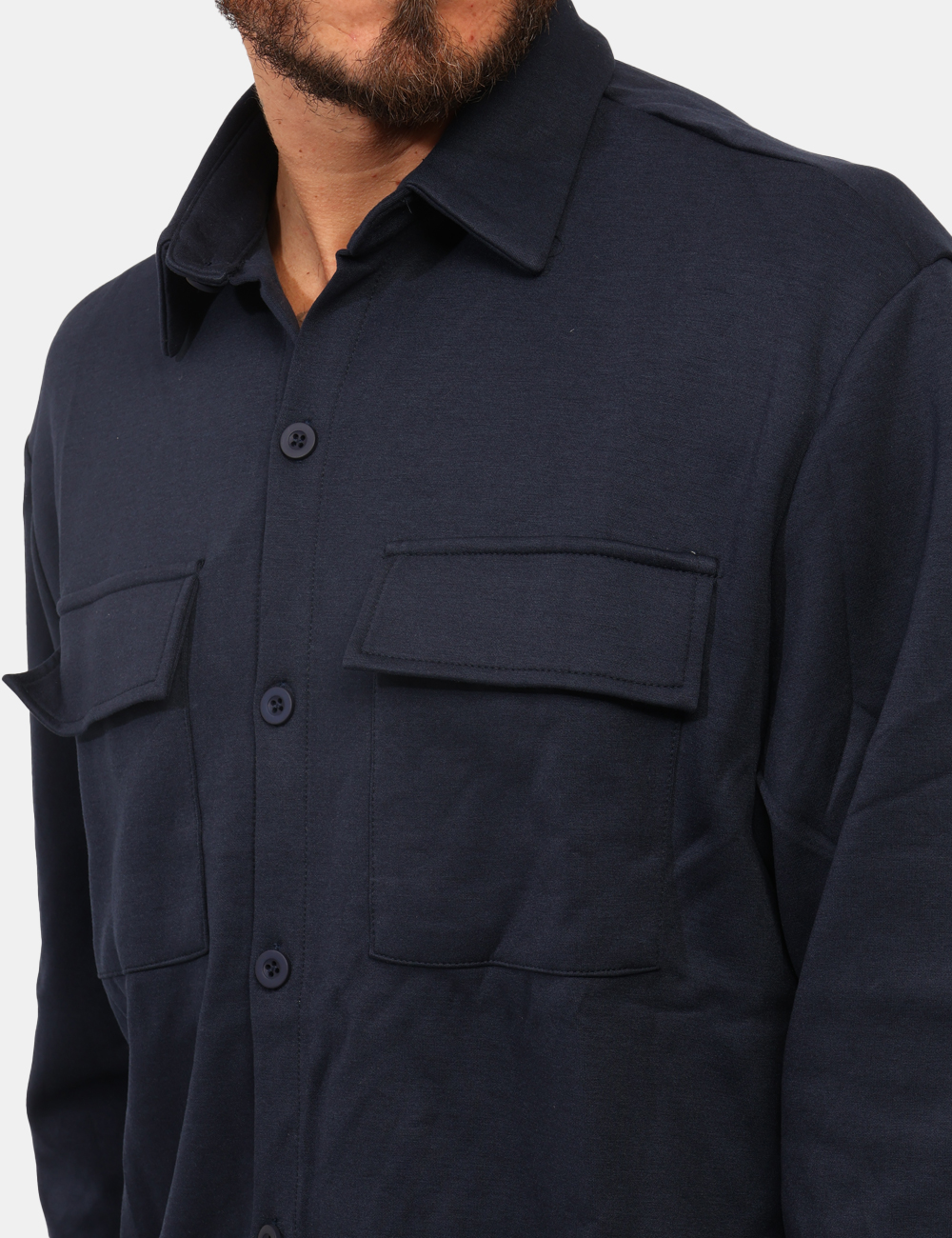 T4F0741M-OA_BLU_AI25_3 Camicia Goha Blu - Camicia in tessuto spesso, total blu navy con taschini a toppa in tinta. La vestibilità è morbida e prati