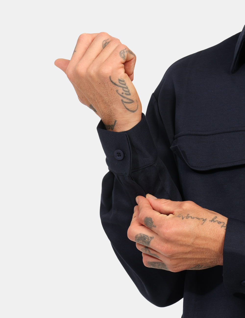 T4F0741M-OA_BLU_AI25_4 Camicia Goha Blu - Camicia in tessuto spesso, total blu navy con taschini a toppa in tinta. La vestibilità è morbida e prati