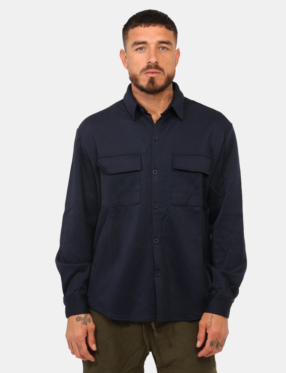 T4F0741M-OA_BLU_AI25_6 Camicia Goha Blu - Camicia in tessuto spesso, total blu navy con taschini a toppa in tinta. La vestibilità è morbida e prati