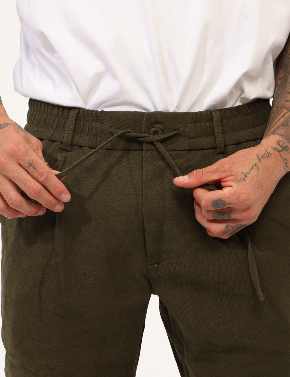 T4I0593M-OA_VERDE_AI25_3 Pantaloni Goha Verde - Pantaloni raffinati, in total verde con tasche a taglio trasversale e tasche fake sul retro. La vesti