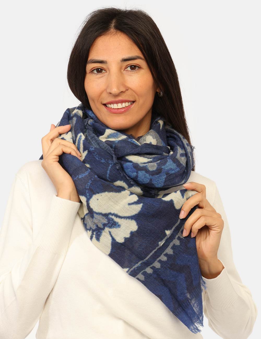 WP240398-OA_VAR-UNICA_AI25_1 Sciarpa Concept83 Blu - Sciarpa in misto lana, su fantasia floreale tendente al blu. Indossatura pratica e maneggevole. La s