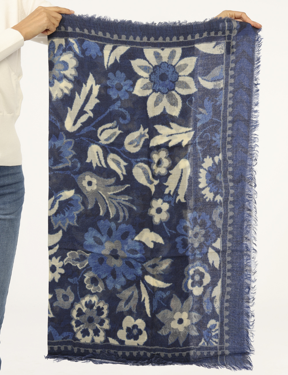 WP240398-OA_VAR-UNICA_AI25_2 Sciarpa Concept83 Blu - Sciarpa in misto lana, su fantasia floreale tendente al blu. Indossatura pratica e maneggevole. La s