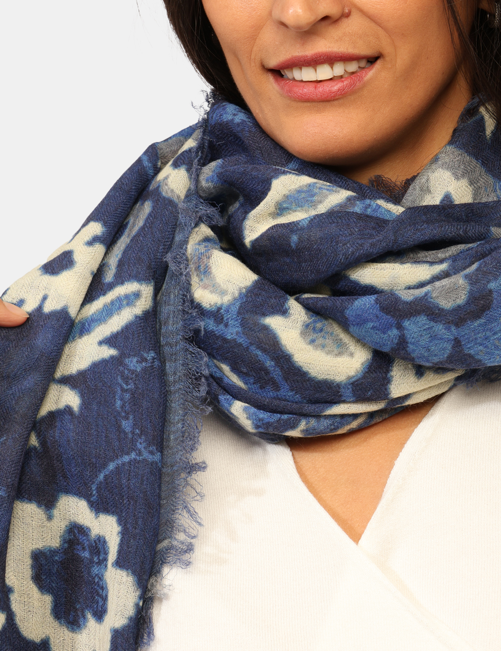 WP240398-OA_VAR-UNICA_AI25_3 Sciarpa Concept83 Blu - Sciarpa in misto lana, su fantasia floreale tendente al blu. Indossatura pratica e maneggevole. La s