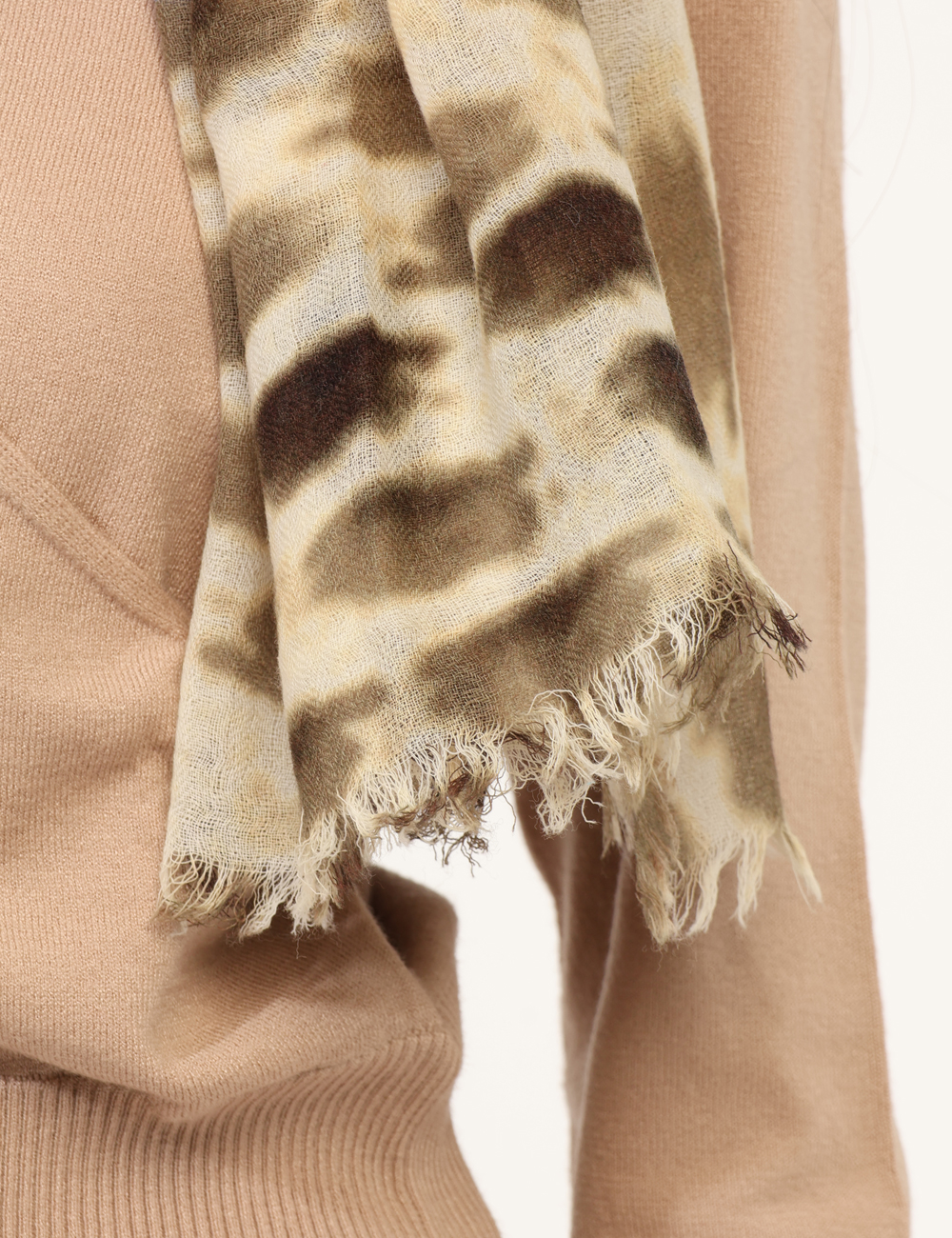 WP241804-OA_VAR--UNICA_AI25_3 Sciarpa Concept83 Fantasia - Sciarpa in misto lana, su fantasia floreale tendente al viola. Indossatura pratica e maneggevol