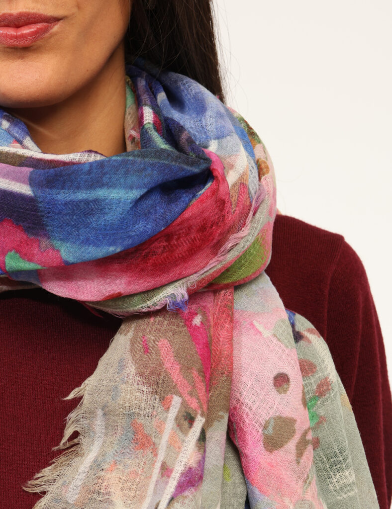 Sciarpa Concept83 Fantasia - Sciarpa in total lana, su fantasia floreale tendente al rosa e blu. Indossatura pratica e maneg