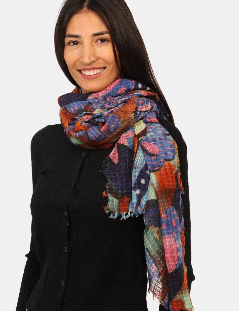 Sciarpa Concept83 Fantasia - Sciarpa in total lana, su fantasia floreale tendente al blu e arancione. Indossatura pratica e