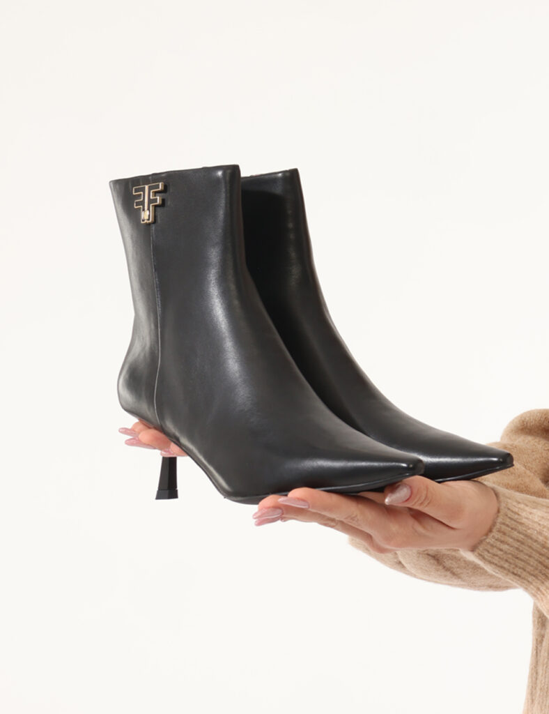 Stivaletto Fracomina Nero - Tronchetto con tacco basso e dettaglio dorato.Cod. art. F824WS5001L40401 SAVi ricordiamo che tu