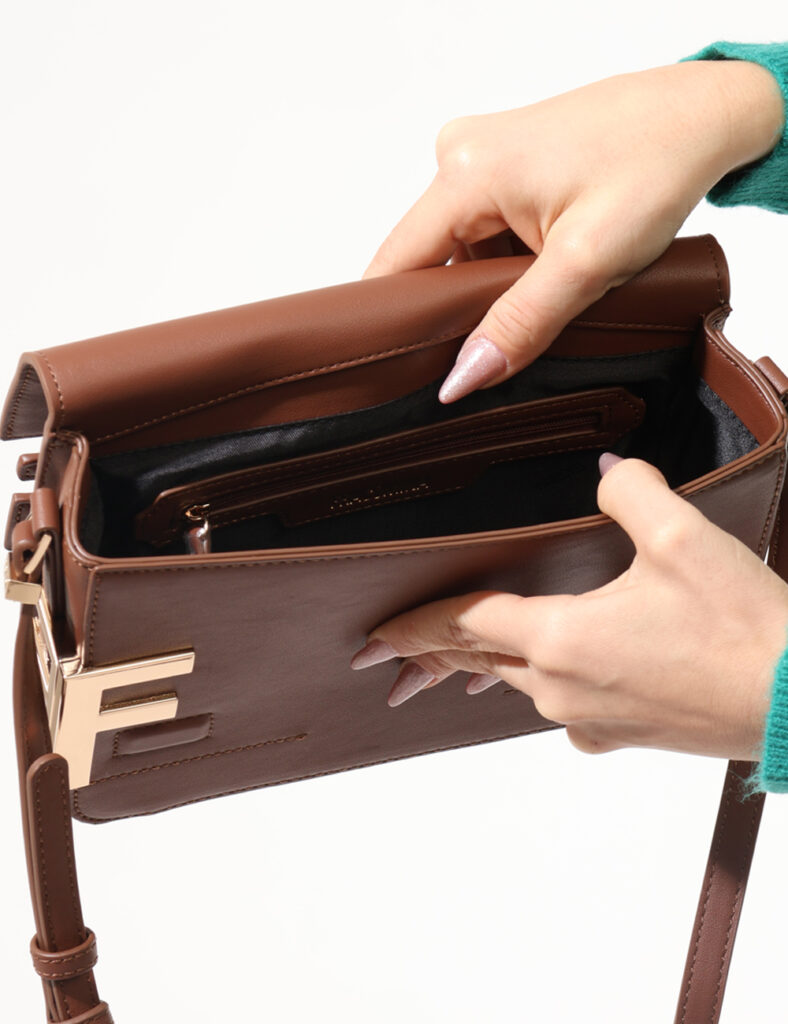 Borsa Fracomina Marrone - Borsa a tracolla con dettaglio dotaro.Cod. art. FA22WB3003P41101 SAVi ricordiamo che tutti i nostr