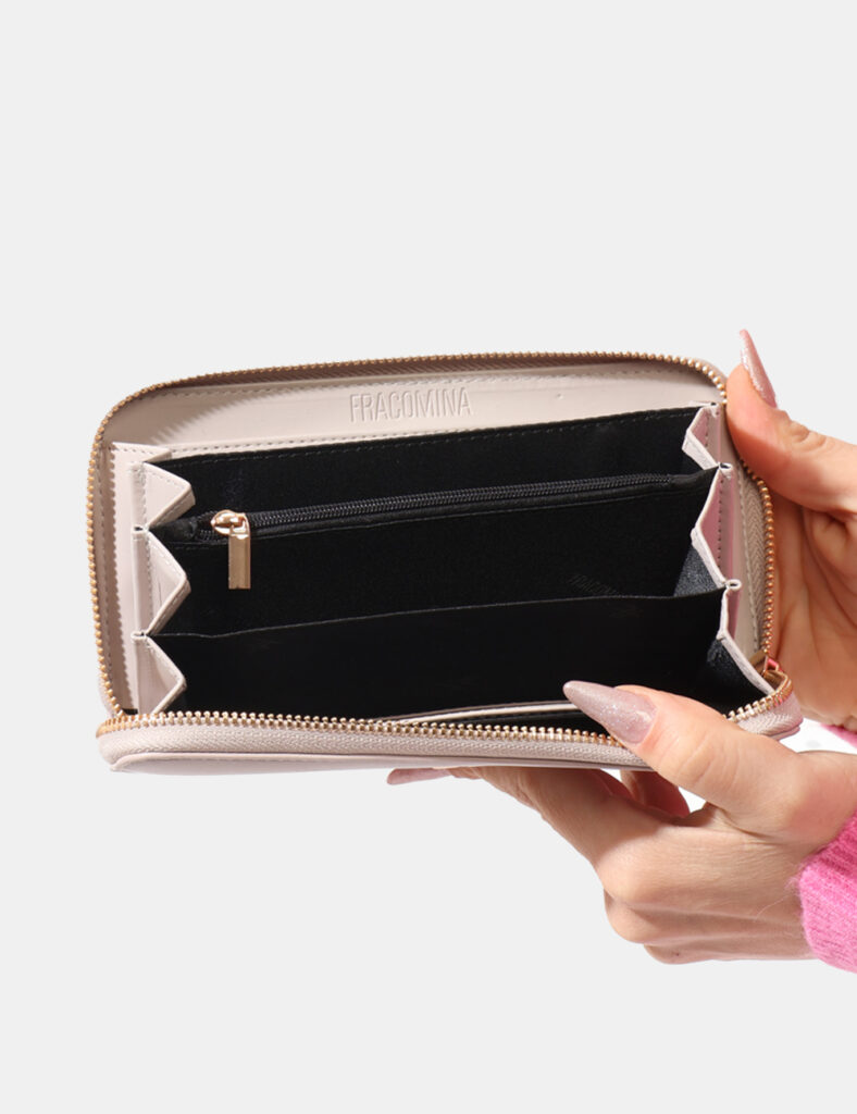 Portafoglio Fracomina Beige - 0Cod. art. FA23SB7004P41101 SAVi ricordiamo che tutti i nostri articoli sono originali.