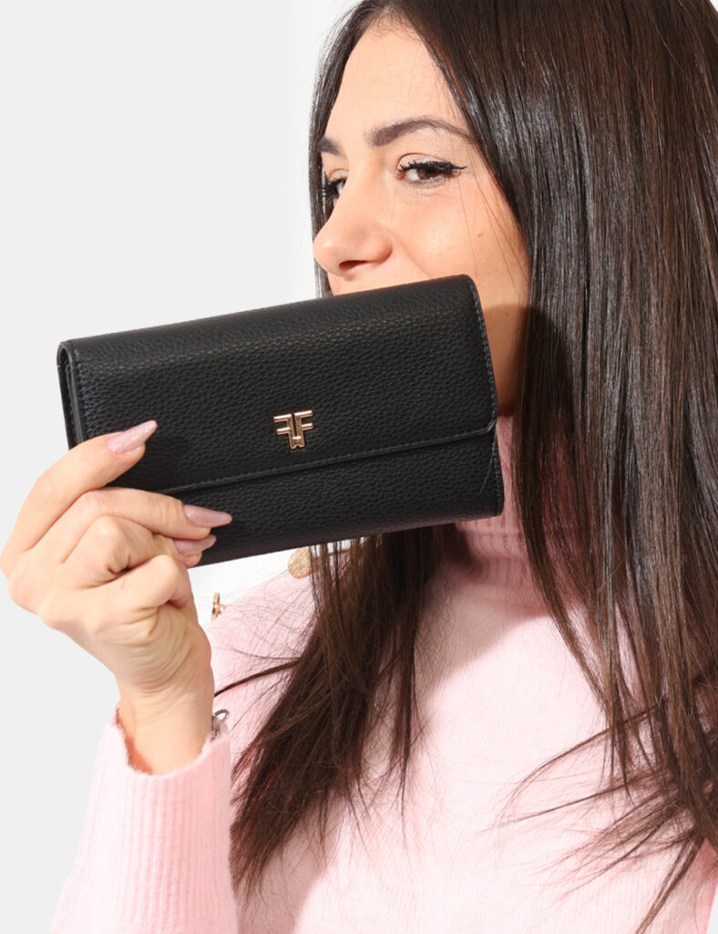 Portafoglio con tracolla Fracomina Nero - Portafoglio con catena dorata.Cod. art. FA23SB7010P411S6 SAVi ricordiamo che tutti