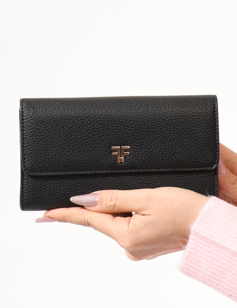 Portafoglio con tracolla Fracomina Nero - Portafoglio con catena dorata.Cod. art. FA23SB7010P411S6 SAVi ricordiamo che tutti