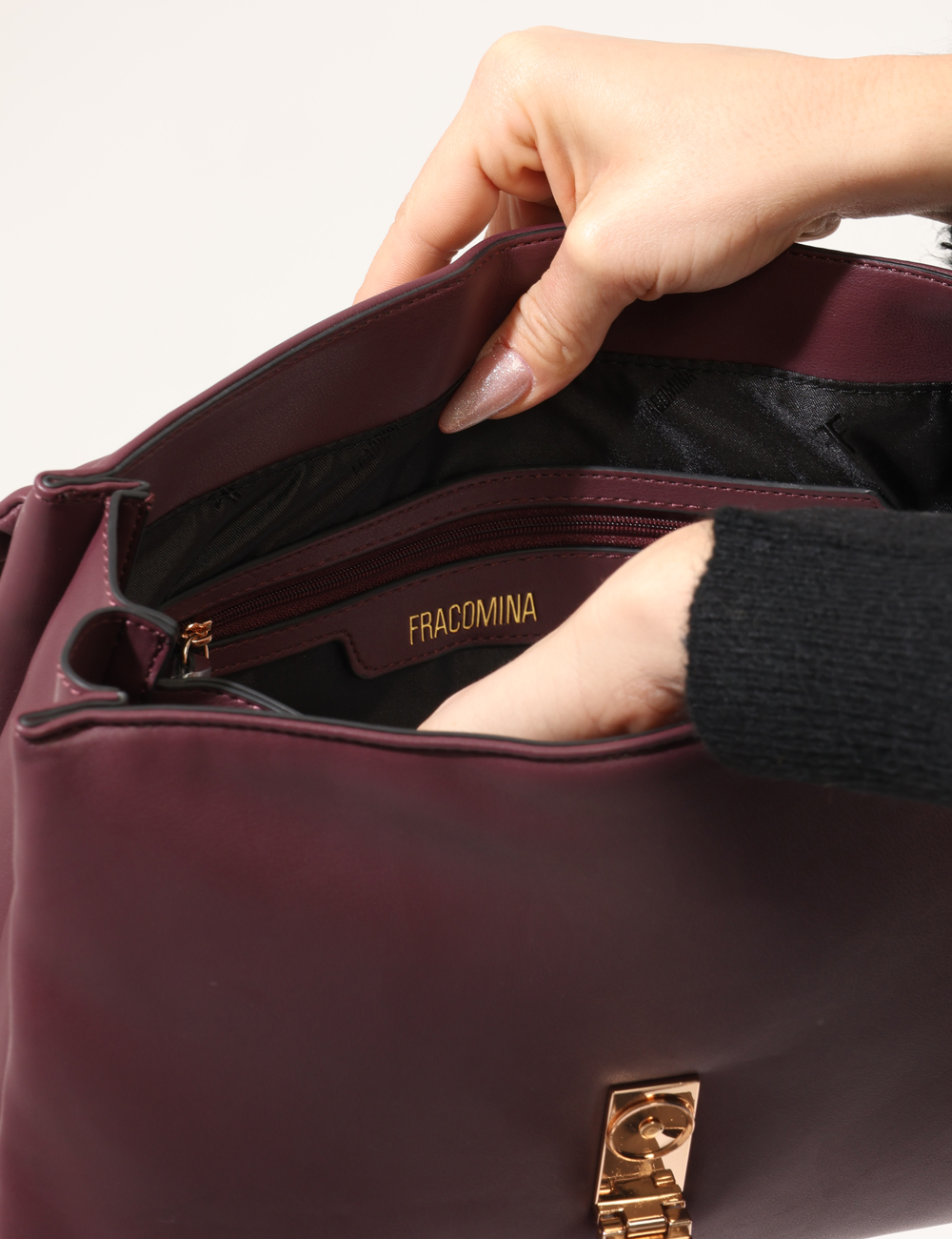 FA24WB3001P44101-SA_BORDEAUX_AI25_2 Borsa Fracomina Bordeaux - Borsa a tracolla con fibia dorata.Cod. art. FA24WB3001P44101 SAVi ricordiamo che tutti i nostri a