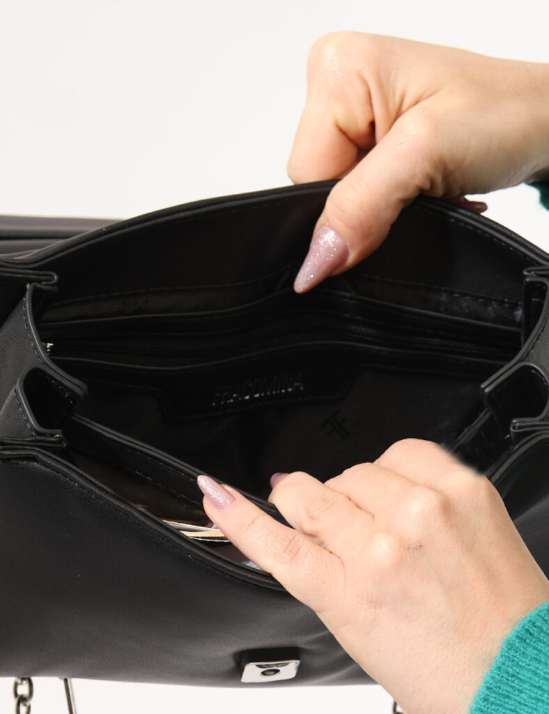 Borsa Fracomina Nero - Borsa con catena argento e dettagli nero su nero.Cod. art. FA24WB3002P441K4 SAVi ricordiamo che tutti