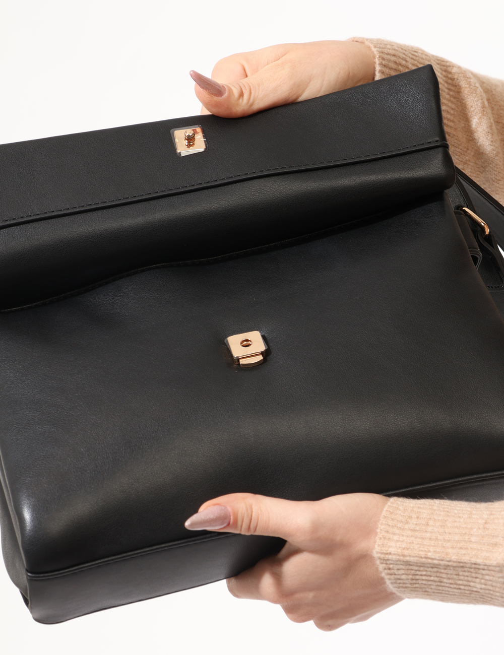 FA24WB3004P44101-SA_BLACK_AI25_4 Borsa Fracomina Nero - Borsa a tracolla con dettaglio dotaro.Cod. art. FA24WB3004P44101 SAVi ricordiamo che tutti i nostri a