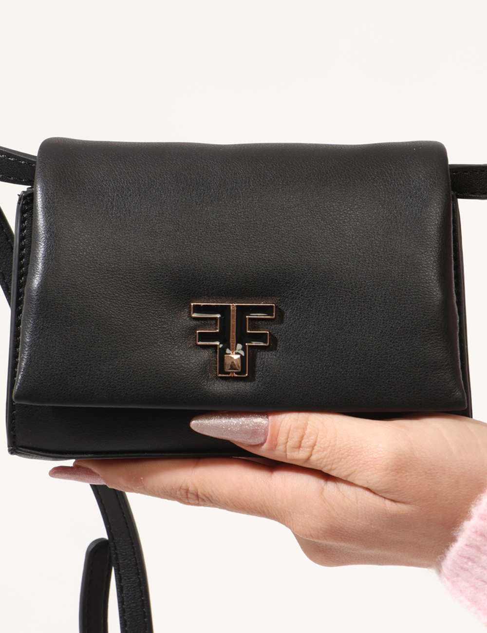 FA24WB4001P44101-SA_BLACK_AI25_4 Borsa Fracomina Nero - Tracollina con dettaglio dorato.Cod. art. FA24WB4001P44101 SAVi ricordiamo che tutti i nostri articol