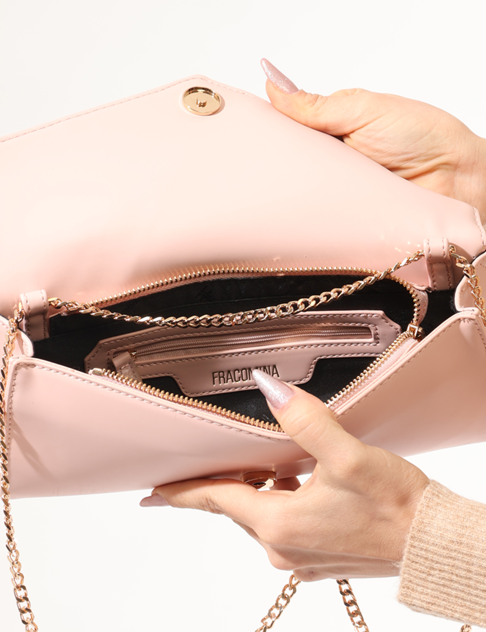FQ24WB6002P41001-SA_PINK_AI25_2 Borsa Fracomina Rosa - Borsa a tracolla con catena dorata e nappa metallica.Cod. art. FQ24WB6002P41001 SAVi ricordiamo che t