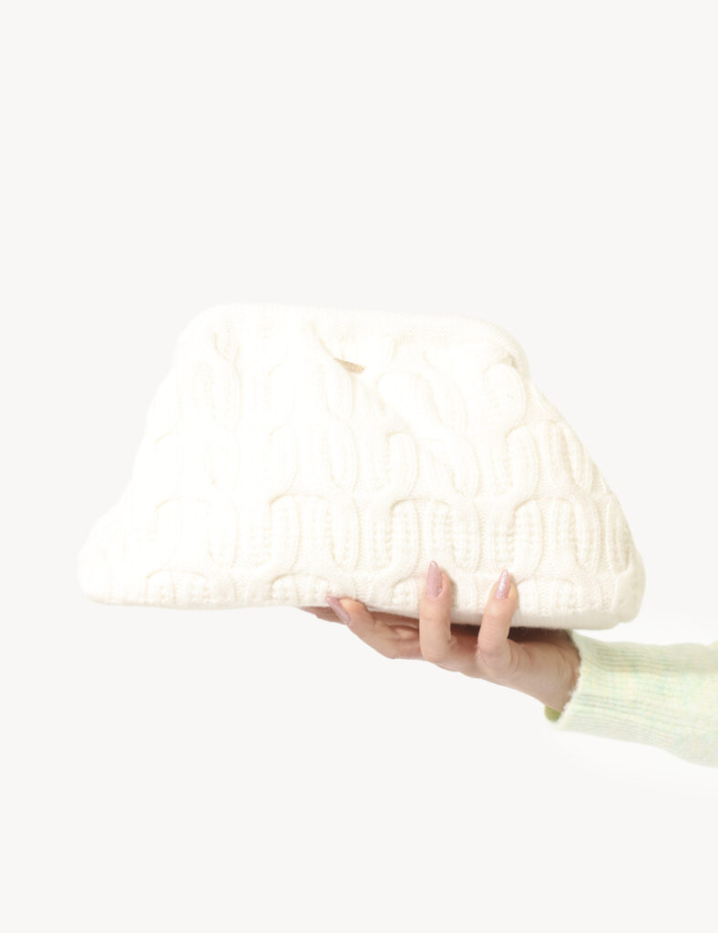 Borsa Fracomina Bianco - Pochette in lana panna con chiusura a molla.Cod. art. FU24WB6001K53201 SAVi ricordiamo che tutti i