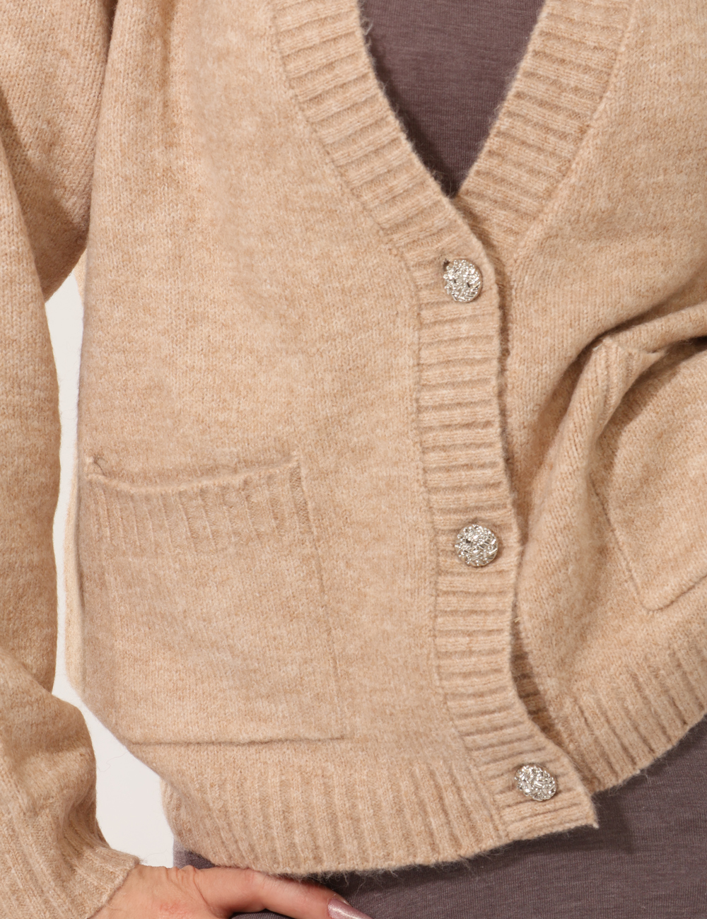 NA612-SA_BEIGE_AI25_3 Maglione Rue De Clerie Beige - Maglione modello cardigan, in misto lana, total beige con tasche a toppa. La vestibilità è mo