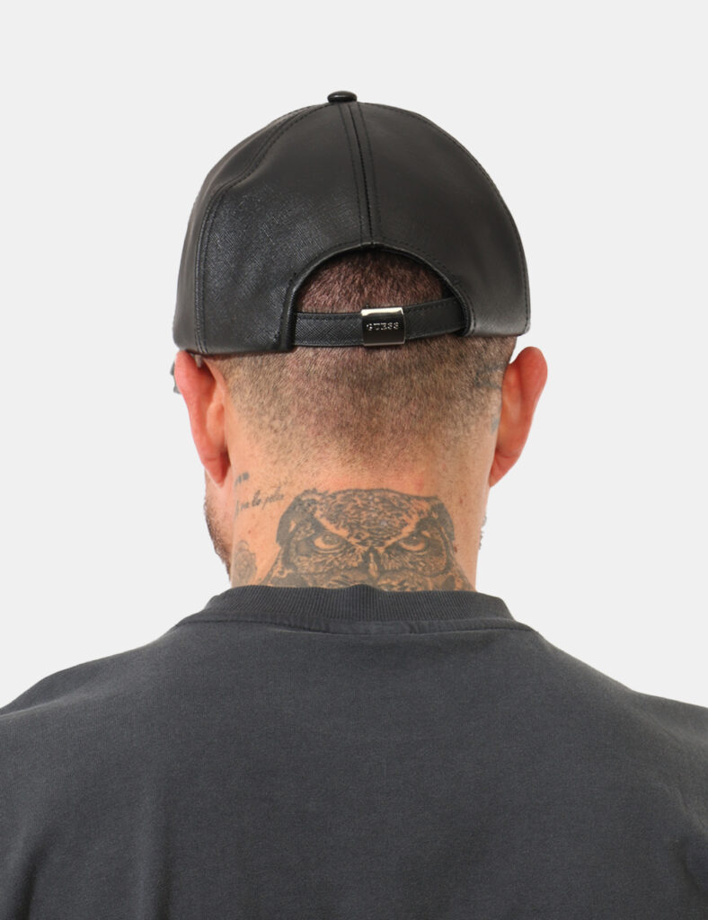 Cappello Guess Nero - Cappello GUESS Nero da uomo Il Cappello GUESS Nero è un accessorio essenziale per l’uomo che cerca uno