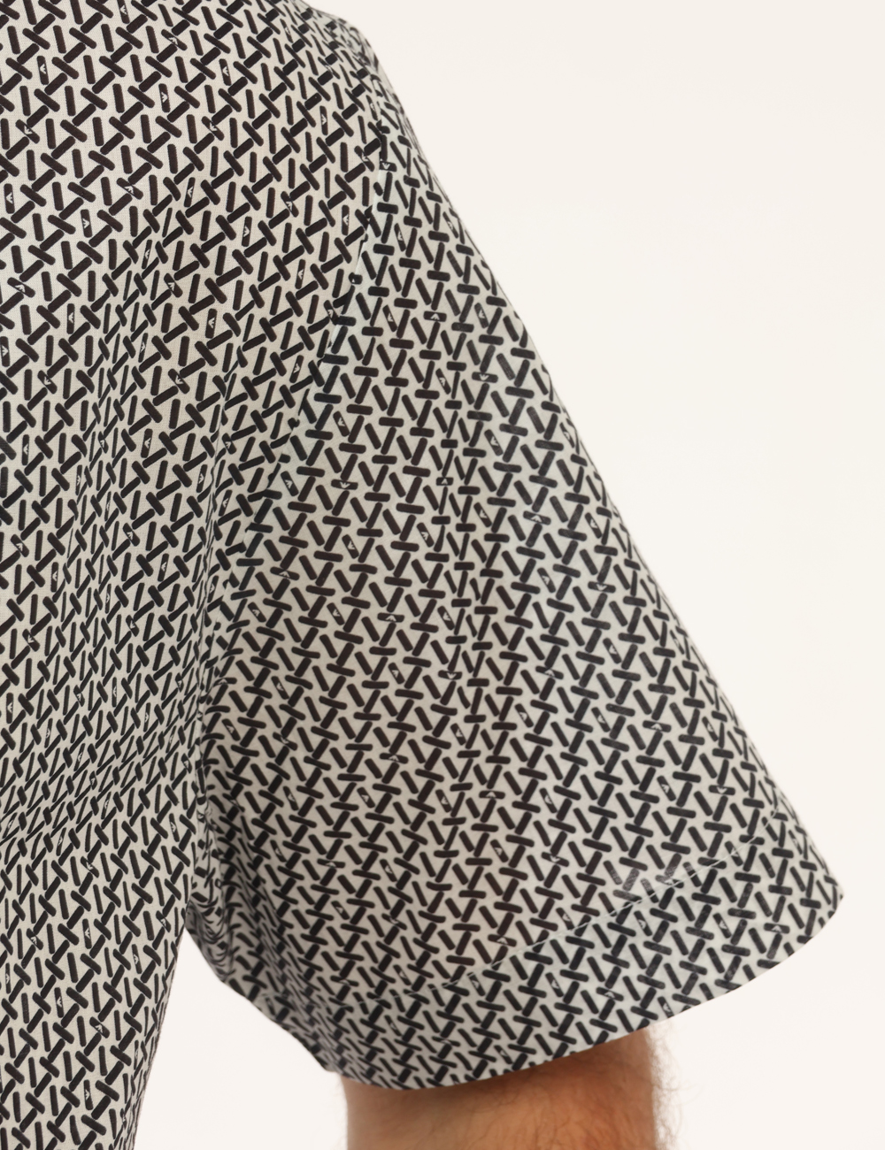 EM000593-AF20439-GI-CB_FANTASIA_PE26_3 Camicia Emporio Armani tg.L - Camicia EMPORIO ARMANI La Camicia EMPORIO ARMANI in fantasia da uomo è un capo distintivo pens