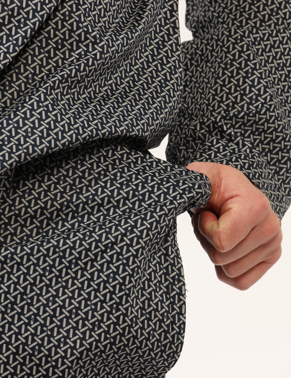 EM000615-AF19318-GI-CB_NERO_PE26_3 Pigiama Emporio Armani tg.M - Pigiama EMPORIO ARMANI Il Pigiama EMPORIO ARMANI in fantasia da uomo è pensato per chi desider