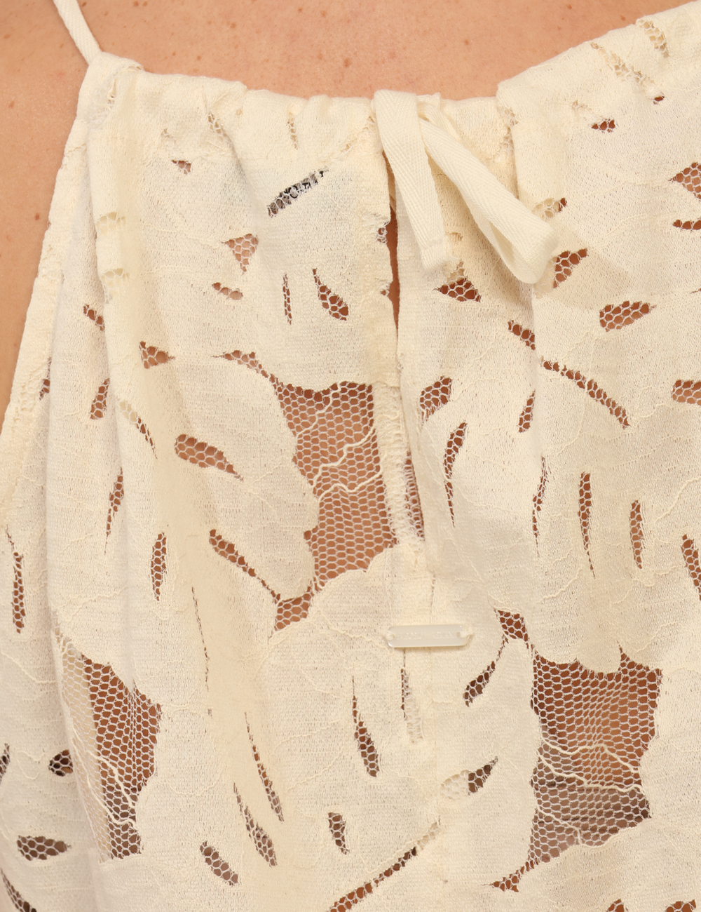 EW003454-AF20798-GI-CB_BIANCO_PE26_5 Top Emporio Armani Panna tg.S - Top EMPORIO ARMANI Il Top EMPORIO ARMANI panna da donna è un capo delicato e raffinato, perf