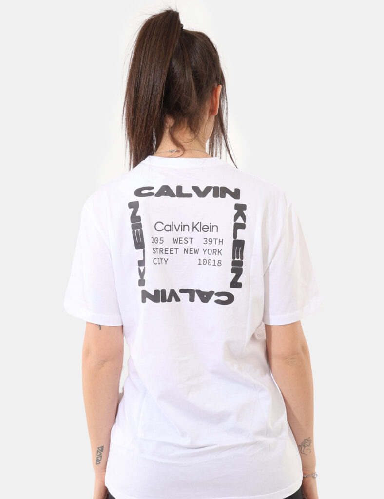 T-shirt Calvin Klein Bianco - T-shirt CALVIN KLEIN Bianco Essenziale, versatile e sempre attuale, la T-shirt CALVIN KLEIN Bi