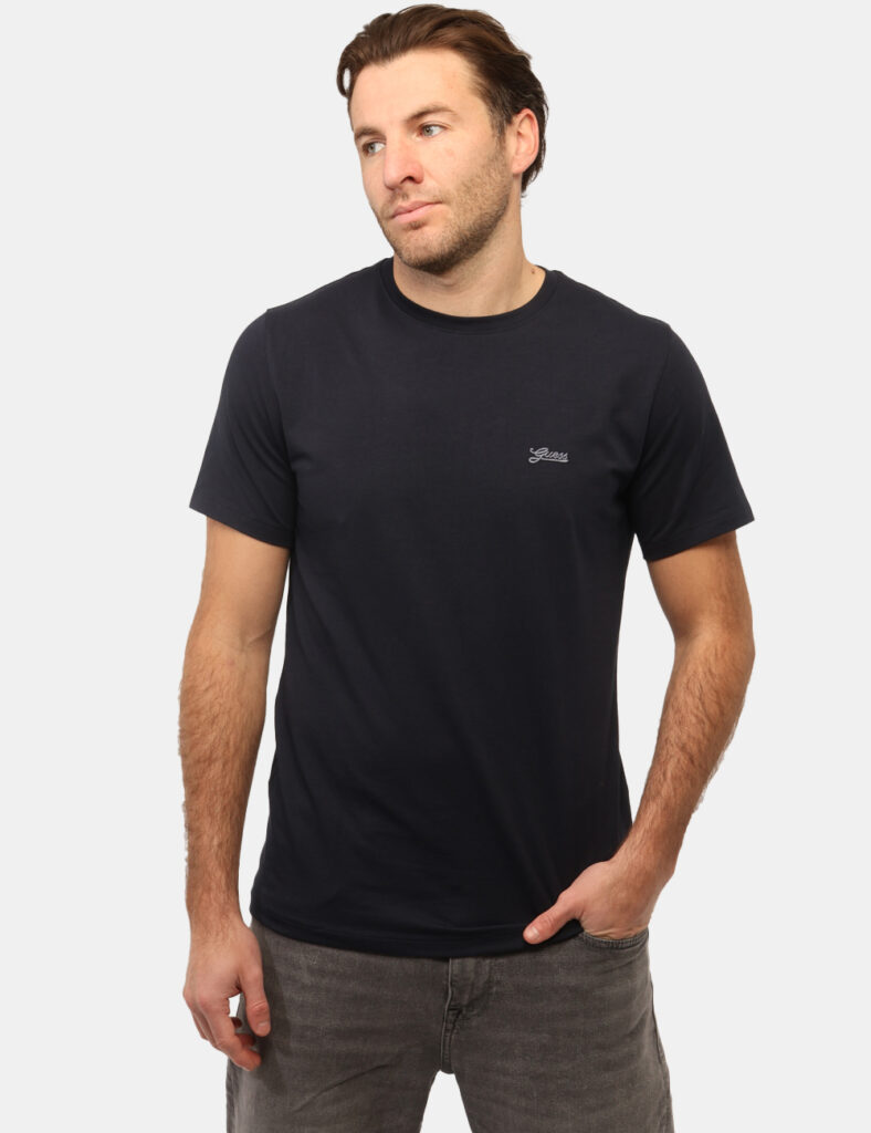 T-shirt Guess Blu - T-shirt GUESS Blu da uomo La T-shirt GUESS Blu è il capo ideale per chi cerca uno stile essenziale ma r